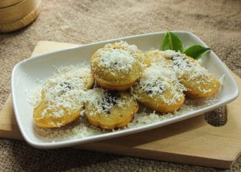 Resep kue cubit cokelat keju lembut dan lumer di mulut. Jajanan jadul yang mudah dibuat, cocok untuk camilan sore dan usaha rumahan. (Foto: SHUTTERSTOCK/DICKY ALGOFARI)