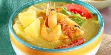 Soto Medan dengan kuah santan gurih dan aroma rempah yang khas siap menggoda lidah. Cocok untuk santapan keluarga atau nostalgia kuliner khas Sumatera. (Foto: Sajian Sedap)