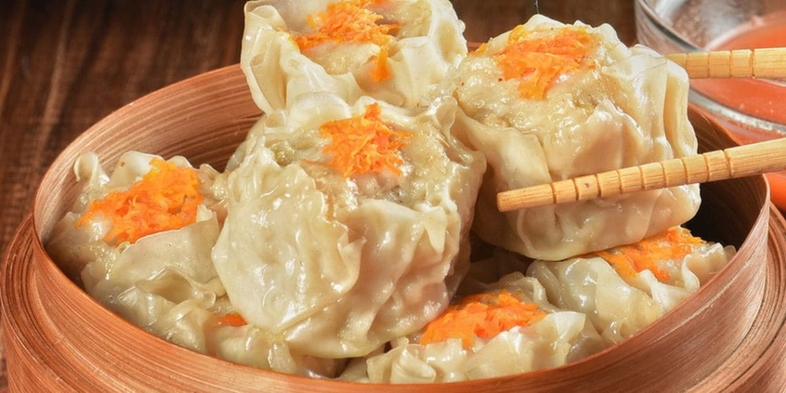 Ingin bikin kulit dimsum yang tipis dan lentur? Simak resep dan langkah membuat kulit dimsum antigagal dengan bahan sederhana berikut ini. (Foto: Shutterstock/ Edgunn)