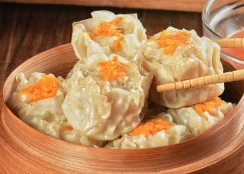 Ingin bikin kulit dimsum yang tipis dan lentur? Simak resep dan langkah membuat kulit dimsum antigagal dengan bahan sederhana berikut ini. (Foto: Shutterstock/ Edgunn)