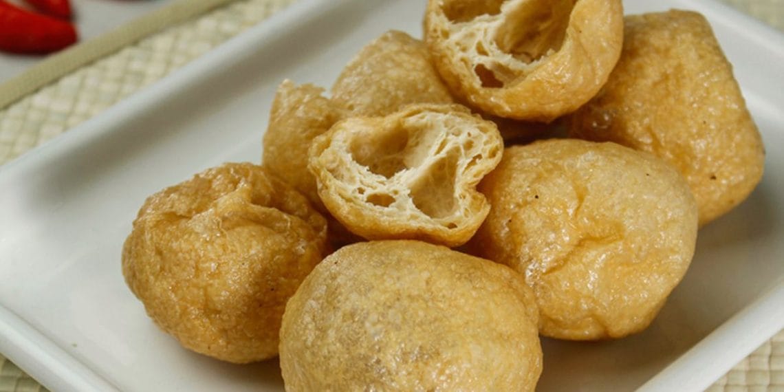 Tahu Bulat Kopong dan Renyah Sempurna, Camilan Murah Meriah yang Bikin Nagih! Tahu bulat kopong hasil gorengan, dengan rongga udara di dalam berkat baking powder. lembut dan renyah di luar. (Foto: Shutterstock/Anjarsari laofiati putri).