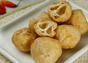 Tahu bulat kopong hasil gorengan, dengan rongga udara di dalam berkat baking powder. lembut dan renyah di luar. (Foto: Shutterstock/Anjarsari laofiati putri).