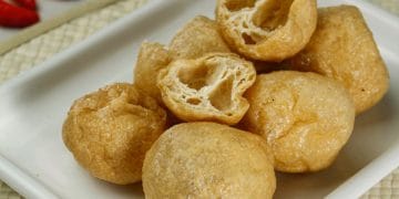 Tahu bulat kopong hasil gorengan, dengan rongga udara di dalam berkat baking powder. lembut dan renyah di luar. (Foto: Shutterstock/Anjarsari laofiati putri).
