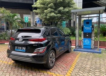 Meski harganya miliaran, pajak tahunan mobil listrik di Jakarta tetap super murah berkat insentif pemerintah. (Foto: KOMPAS.com/DIO DANANJAYA)