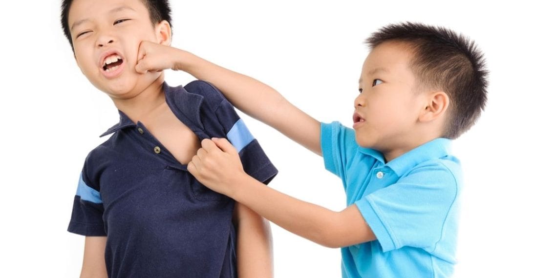 Pertengkaran anak adalah hal wajar, tapi bisa jadi masalah jika tak ditangani. Ini strategi terbaik menurut pakar. (Foto: Shutterstock)