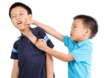 Pertengkaran anak adalah hal wajar, tapi bisa jadi masalah jika tak ditangani. Ini strategi terbaik menurut pakar. (Foto: Shutterstock)