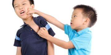 Pertengkaran anak adalah hal wajar, tapi bisa jadi masalah jika tak ditangani. Ini strategi terbaik menurut pakar. (Foto: Shutterstock)