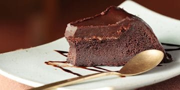 Resep bolu tanpa tepung lembut dan ringan tanpa SP. Rahasia suksesnya ada di teknik meringue dan cokelat hitam berkualitas. (Foto: SHUTTERSTOCK/KEATTIKORN)