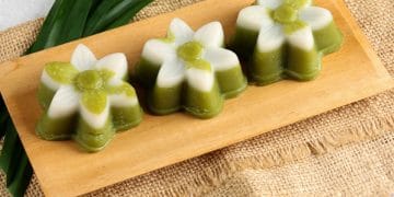 Resep Talam Hijau Karamel yang lembut dan legit, paduan santan gurih dan aroma daun pandan. Mudah dibuat, cocok untuk camilan nostalgia keluarga. (Foto: SHUTTERSTOCK/sri widyowati)