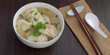 Pangsit ayam kuah lembut dengan kaldu gurih dan isian ayam cincang ini cocok disantap hangat saat makan siang atau malam hari. (Foto: SHUTTERSTOCK/ tatui suwat)