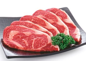 Tidak perlu takut makan daging merah. Pelajari cara aman menikmatinya agar jantung tetap sehat dan tubuh mendapat manfaat proteinnya. (Foto: SHUTTERSTOCK/funny face)