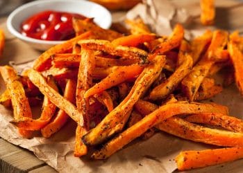 Resep ubi goreng crispy tanpa kapur sirih, tetap renyah hingga dingin! Camilan gurih manis ini cocok untuk sore hari atau teman ngopi. (Foto: SHUTTERSTOCK/DronG)