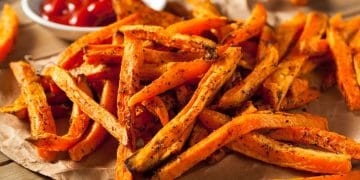 Resep ubi goreng crispy tanpa kapur sirih, tetap renyah hingga dingin! Camilan gurih manis ini cocok untuk sore hari atau teman ngopi. (Foto: SHUTTERSTOCK/DronG)