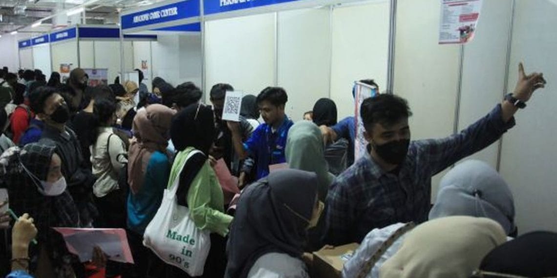 Kemnaker Beberkan Data Terbaru Pasar Kerja, Ratusan Ribu Lowongan Masih Tersedia Kemnaker mencatat ada 753 ribu lowongan kerja di 99 ribu perusahaan sepanjang 2025, mayoritas di bidang manufaktur dan garmen. (Foto: ANTARA FOTO/Reno Esnir/foc.)