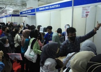 Kemnaker mencatat ada 753 ribu lowongan kerja di 99 ribu perusahaan sepanjang 2025, mayoritas di bidang manufaktur dan garmen. (Foto: ANTARA FOTO/Reno Esnir/foc.)