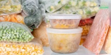 Tidak semua frozen food aman untuk dibeli. Ketahui 5 produk beku yang bisa merusak tekstur dan cita rasa makanan Anda. (Sumber: SHUTTERSTOCK/Ahanov Michael)