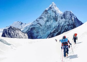 Badai salju timpa Gunung Everest saat libur nasional di China. Ratusan pendaki terjebak di ketinggian 4.900 meter. (Sumber: Shutterstock/Vixit)