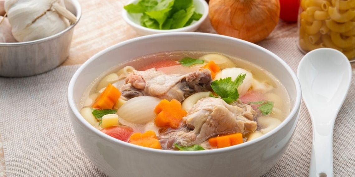Resep sop ayam bening sederhana dengan sayuran segar dan kaldu gurih. Cocok disantap kapan saja untuk menu sehat sehari-hari. (Foto: Shutterstock/Kritchai7752)