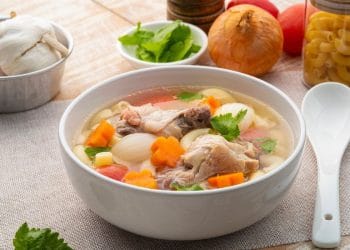 Resep sop ayam bening sederhana dengan sayuran segar dan kaldu gurih. Cocok disantap kapan saja untuk menu sehat sehari-hari. (Foto: Shutterstock/Kritchai7752)