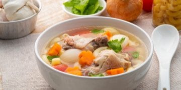 Resep sop ayam bening sederhana dengan sayuran segar dan kaldu gurih. Cocok disantap kapan saja untuk menu sehat sehari-hari. (Foto: Shutterstock/Kritchai7752)