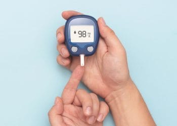 Turunkan kadar gula darah secara alami dengan pola makan sehat, aktivitas fisik, dan tidur cukup. Terapkan tips praktis ini setiap hari. (Sumber: Alodokter)