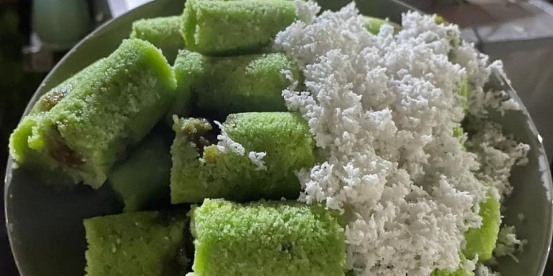 Harum Pandan dan Lumer Gula Merah! Resep Kue Putu Tanpa Bambu yang Lembut dan Bikin Kangen Masa Kecil Kue putu gula merah tanpa bambu disajikan hangat dengan taburan kelapa parut kukus di atasnya. Gula merah yang meleleh di tengah membuat tampilannya menggoda dan klasik. (Foto: Instagram)