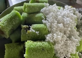 Kue putu gula merah tanpa bambu disajikan hangat dengan taburan kelapa parut kukus di atasnya. Gula merah yang meleleh di tengah membuat tampilannya menggoda dan klasik. (Foto: Instagram)