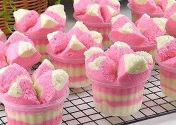 Resep bolu kukus mekar lembut cuma pakai 2 telur dan tepung. Antigagal, cocok untuk camilan keluarga dan ide jualan. (Sumber: Viva Bali)
