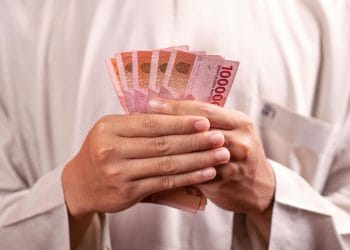 Pemerintah memastikan BLT Rp 900 ribu mulai cair hari ini untuk 35,4 juta keluarga penerima manfaat. Simak cara pencairannya di bank dan kantor pos. (Foto: Pexels/Defrino Maasy)
