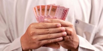 Pemerintah memastikan BLT Rp 900 ribu mulai cair hari ini untuk 35,4 juta keluarga penerima manfaat. Simak cara pencairannya di bank dan kantor pos. (Foto: Pexels/Defrino Maasy)