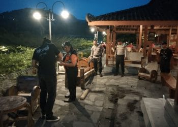 Seorang anak di Kulon Progo tewas setelah tertimpa kentongan kayu di area rumah makan. Kejadian terjadi saat korban tengah bermain. (Foto: Polres Kulon Progo)