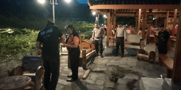 Seorang anak di Kulon Progo tewas setelah tertimpa kentongan kayu di area rumah makan. Kejadian terjadi saat korban tengah bermain. (Foto: Polres Kulon Progo)