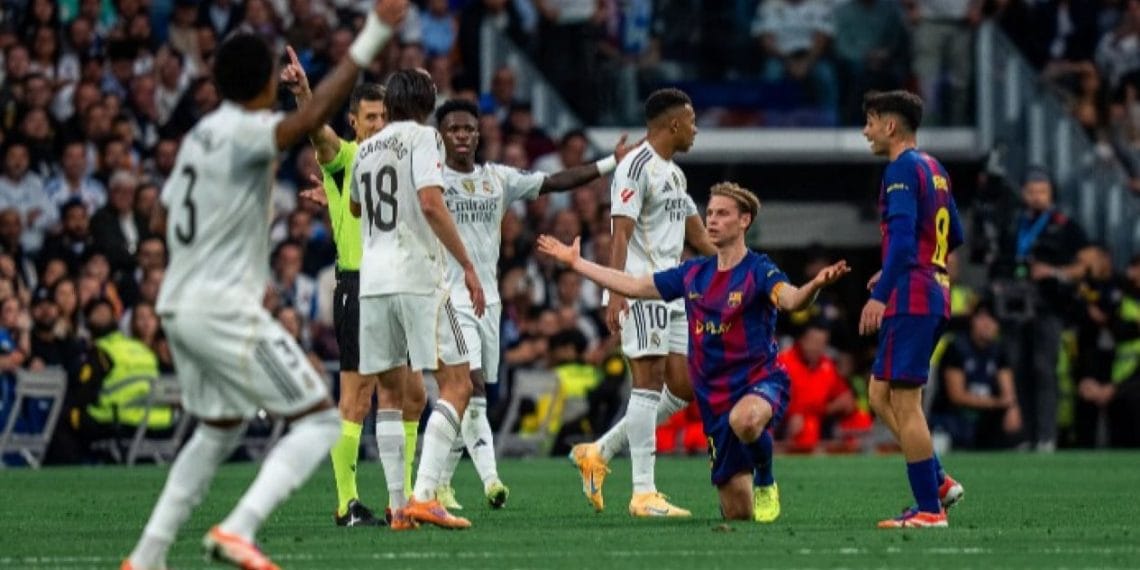 Real Madrid mengalahkan Barcelona 2-1 pada laga El Clasico 2025 di Santiago Bernabeu. Pertandingan diwarnai gol cepat dan keributan menjelang akhir laga. (Foto: siap.viva)