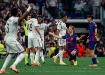 Real Madrid mengalahkan Barcelona 2-1 pada laga El Clasico 2025 di Santiago Bernabeu. Pertandingan diwarnai gol cepat dan keributan menjelang akhir laga. (Foto: siap.viva)