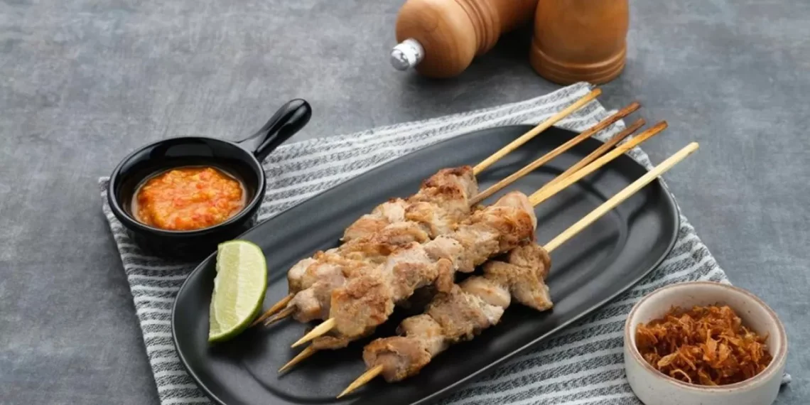 Resep sate taichan bakar rumahan yang gurih pedas dan mudah dibuat. Cukup dengan bahan sederhana, kamu bisa menikmati sate viral ala kafe di rumah. (Foto: Fimela)