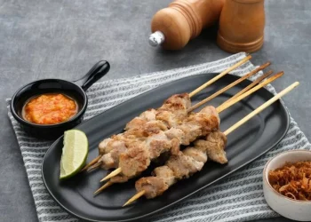 Resep sate taichan bakar rumahan yang gurih pedas dan mudah dibuat. Cukup dengan bahan sederhana, kamu bisa menikmati sate viral ala kafe di rumah. (Foto: Fimela)