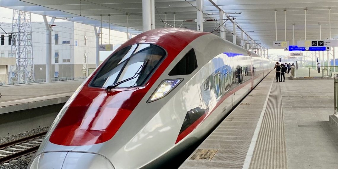 Mahfud MD menduga KPK takut mengusut kasus dugaan korupsi proyek kereta cepat Whoosh. Ia menyoroti perbedaan biaya pembangunan yang sangat besar. (Foto: Antara)