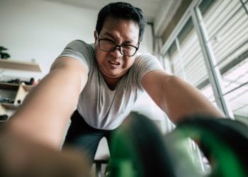 Olahraga saat kurang tidur dapat berdampak serius: performa menurun, cedera meningkat, hingga beban jantung lebih berat. (Sumber: Freepik)