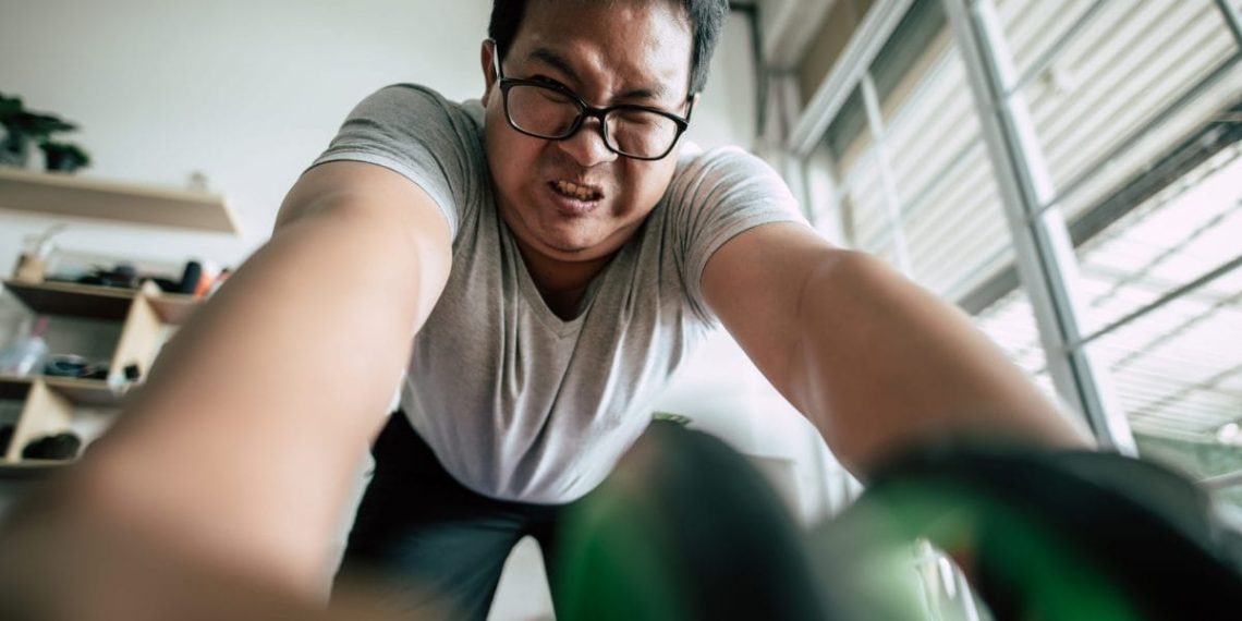 Olahraga saat kurang tidur dapat berdampak serius: performa menurun, cedera meningkat, hingga beban jantung lebih berat. (Sumber: Freepik)