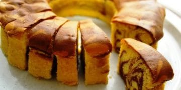 Bolu cokelat 3 telur jadul yang lembut dan mengembang sempurna, disiram cokelat leleh di atasnya, cocok untuk camilan sore atau hantaran manis.