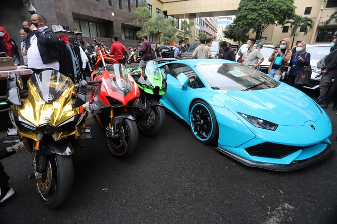 Negara Kantongi Rp9,8 Miliar dari Lelang Aset Mewah Doni Salmanan Lelang mobil dan motor mewah milik Doni Salmanan menghasilkan Rp9,8 miliar. Negara resmi menyita hasil penjualan untuk kas negara. (Foto: Dery Ridwansah/ JawaPos.com)
