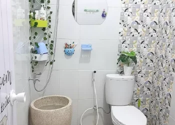Ingin kamar mandi tetap bersih dan rapi? Hindari kebiasaan kecil yang sering membuatnya kotor dan berbau tak sedap. (Foto: timenews.co.id)
