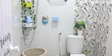 Ingin kamar mandi tetap bersih dan rapi? Hindari kebiasaan kecil yang sering membuatnya kotor dan berbau tak sedap. (Foto: timenews.co.id)