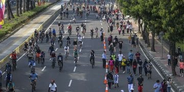 CFD tetap berjalan di Sudirman-Thamrin saat upacara HUT TNI di Monas. Polisi siapkan rekayasa lalu lintas di sejumlah titik padat. (Sumber: ANTARA FOTO/GALIH PRADIPTA)