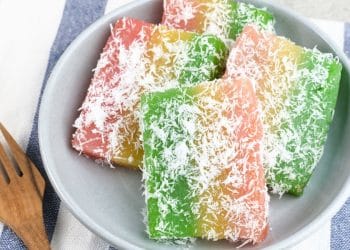 Sentiling singkong lembut dan wangi, kue nostalgia yang hemat dan mudah dibuat. Resep lengkap, tips warna-warni, dan cara agar teksturnya selalu empuk. (Foto: tokowahab.com)