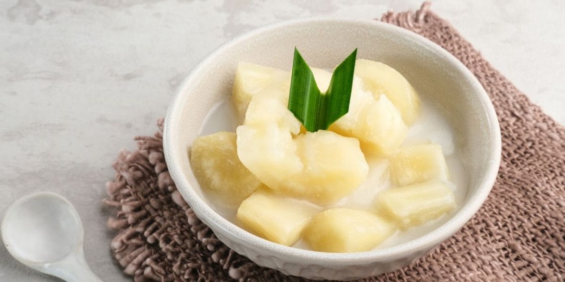 Resep singkong Thailand empuk dan legit dengan saus santan gurih. Camilan manis sederhana yang tetap nikmat, hangat maupun dingin. (Foto: blog.tokowahab.com)