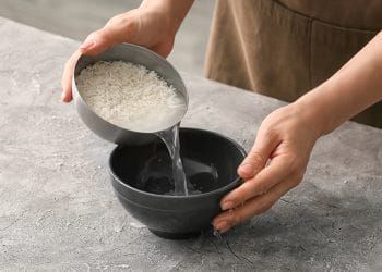 Air beras disebut mampu mempercepat pertumbuhan rambut. Simak penjelasan para ahli dan cara penggunaannya untuk hasil rambut yang sehat dan kuat. (Foto: Halodoc)