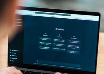Penggunaan ChatGPT makin populer, tapi tidak semua hal boleh dibicarakan. Simak daftar topik yang sebaiknya tidak kamu bagikan ke chatbot AI. (Foto: Doc. Insider)