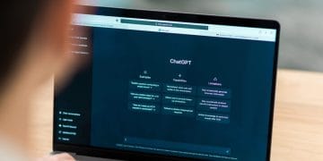 Penggunaan ChatGPT makin populer, tapi tidak semua hal boleh dibicarakan. Simak daftar topik yang sebaiknya tidak kamu bagikan ke chatbot AI. (Foto: Doc. Insider)