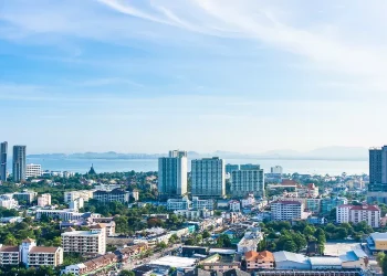 BMKG mencatat suhu Jakarta hingga 35 derajat Celsius. Warga memanfaatkan taman kota sebagai tempat teduh dan strategi alami menghadapi cuaca panas. (Foo: Freepik)